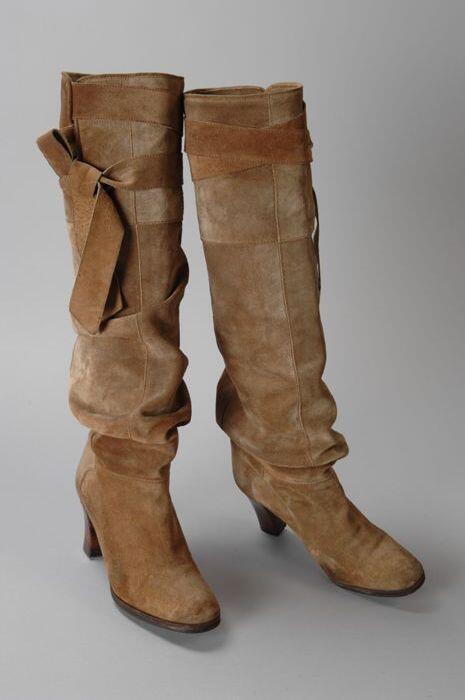 Naturelkleurige suede knielaarzen met hoge hak en strik