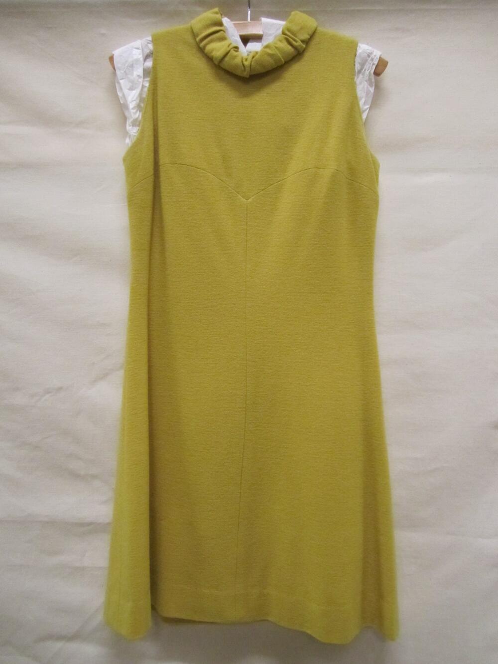 Mini-jurk van mosterdgele wollen tricot
