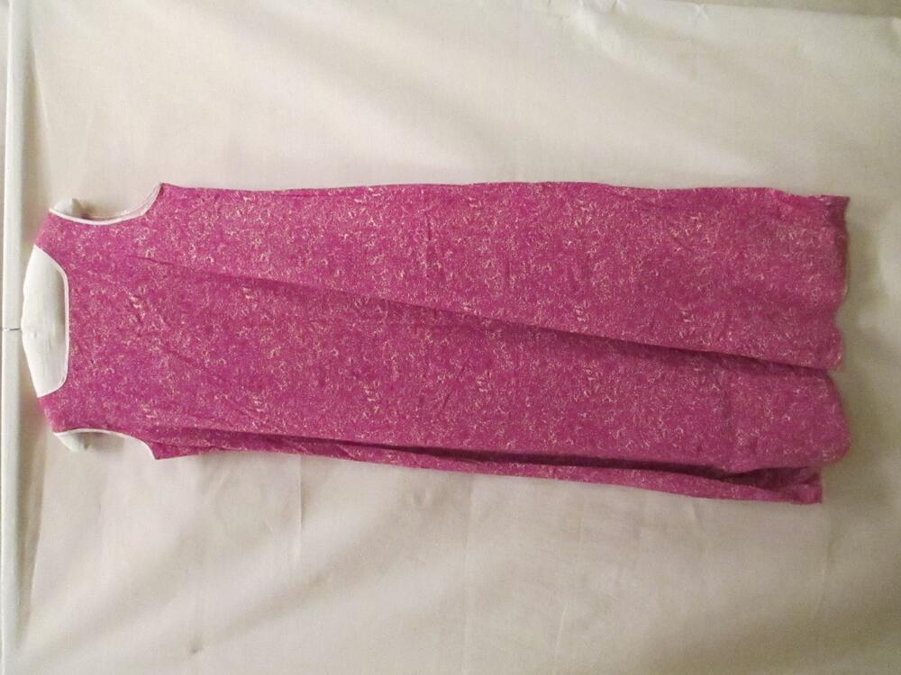 Jurk van papier met crème fond en bedrukt in roze