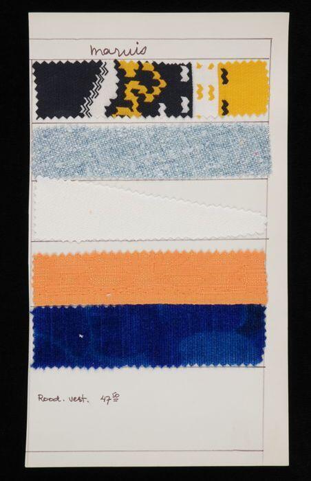 Stalenblad met vijf opgeplakte stoffen van de collectie van Cargelli uit 1970