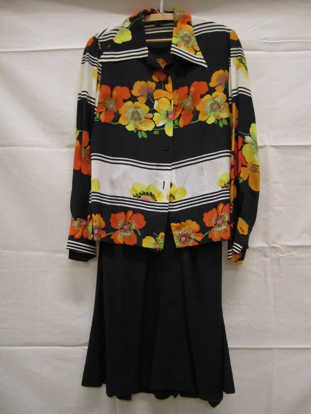 Ensemble bestaande uit blouse van zijde met zwart/wit streep- en bloempatroon en rok in zwarte…