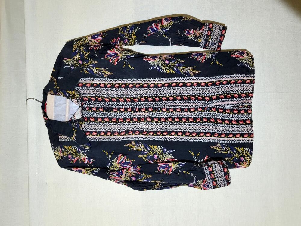 Blouse, zwart katoen met uitgespaarde en bedrukte veelkleurige boeketten en verticale ornamentbanen
