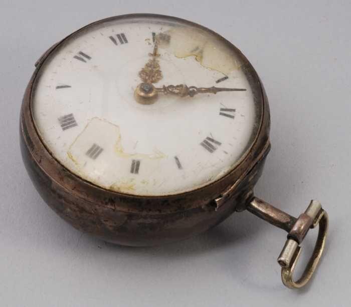 Zakhorloge met wit-emaille wijzerplaat en gouden wijzers en op de brug afgebeeld en Amor en…
