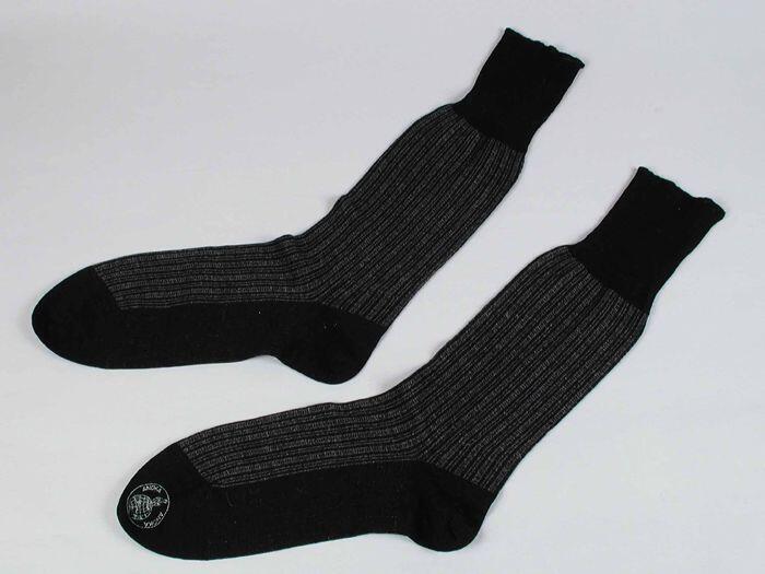 Paar sokken van fijn zwart tricot met grijze strepen, "ANOKA"