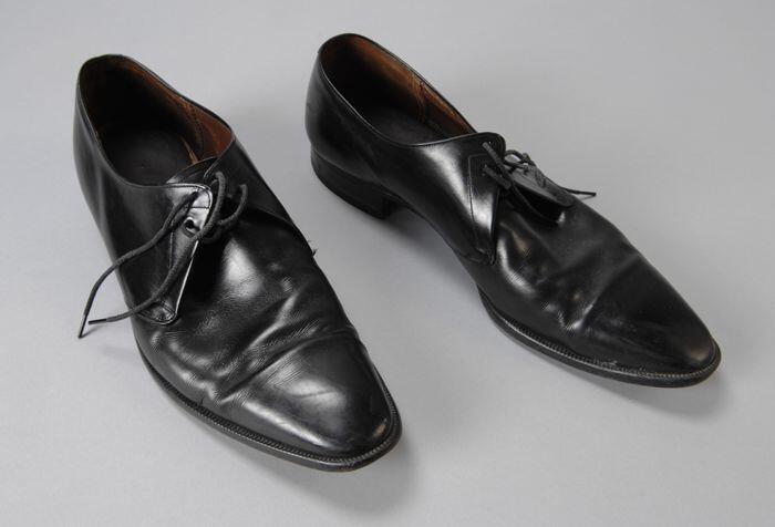 Paar zwarte leren schoenen