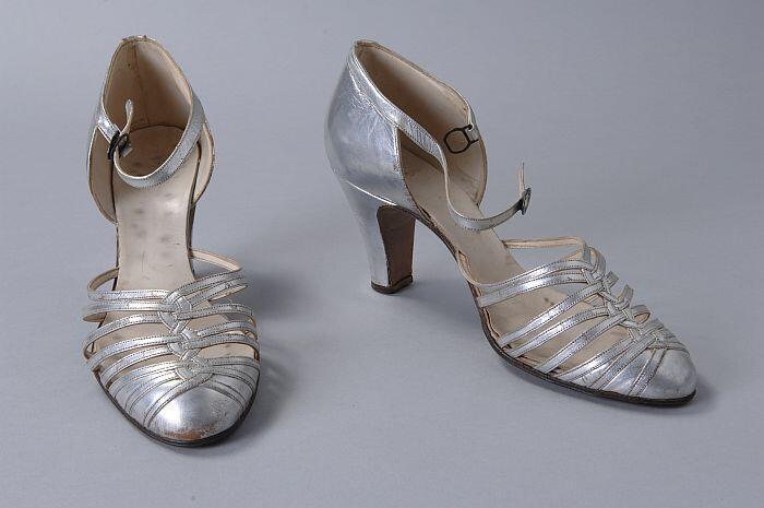 zilverkleurige leren dansschoenen met gevlochten smalle bandjes
