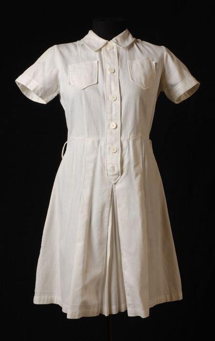 Witte tennisjurk, broekrokmodel, met knoopsluiting en korte mouw