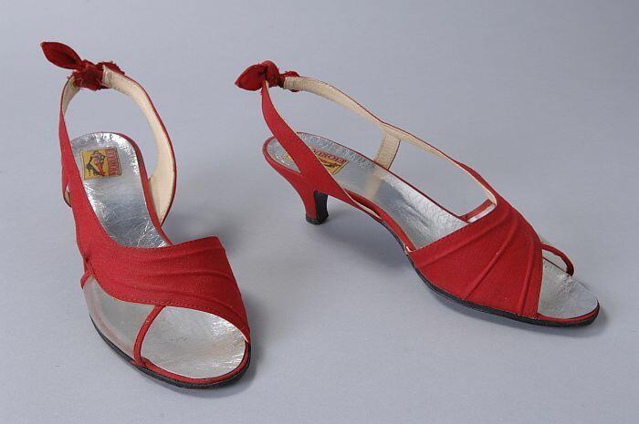 Rode linnenslingbacks met open teen, buitenzijdevoorvoet van transparant plastic, achterop de hiel…