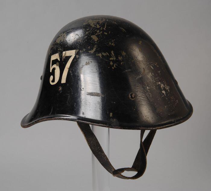 Zwart overgeschilderde legergroene Nederlandse helm Nieuw Model model M.1934, zonder helmplaat, met…