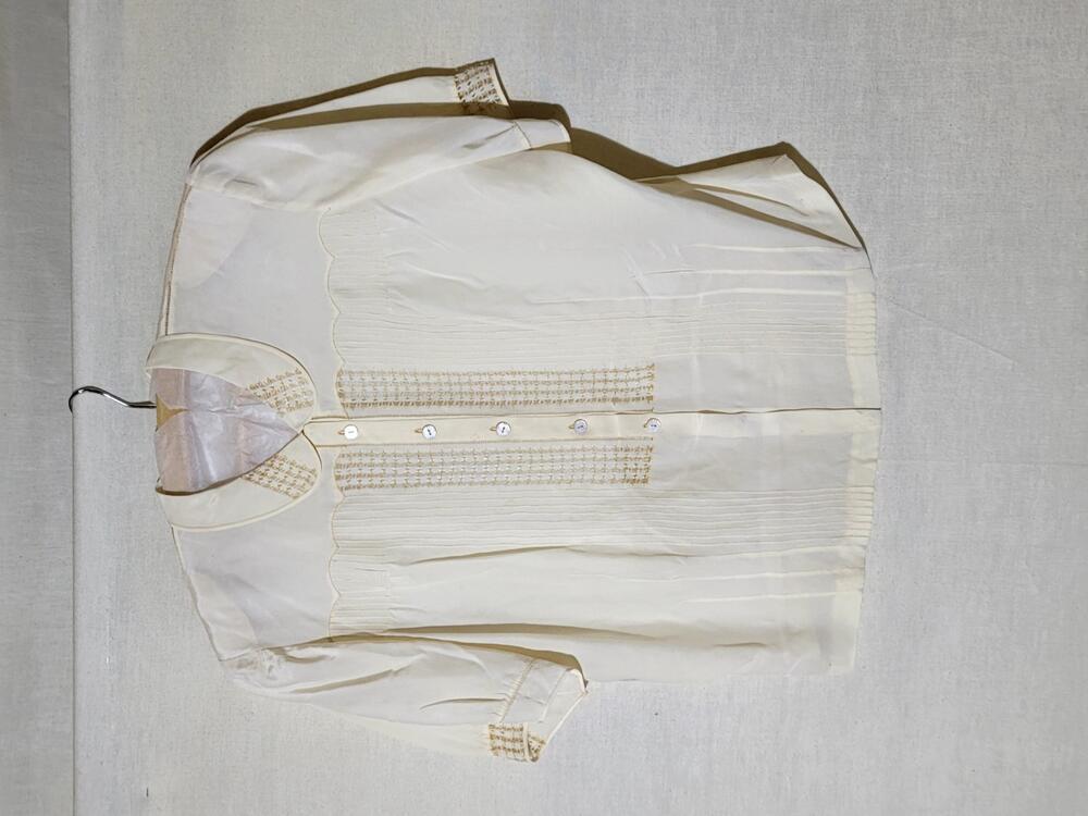 Blouse van crèmekleurige kunstzijde met garnering van beige borduursel, fils-tiré en oprijgjes