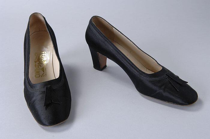 Zwarte satijnen pumps met sierstrikje, "Salvatore Ferragamo"