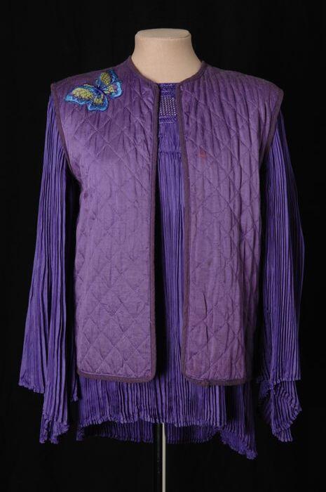 Hes van lichtpaarse gewatteerde stof, met vlinder decoratie, bij blouse