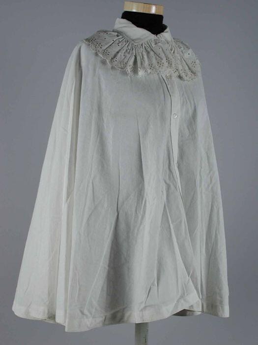 Bedcape van wit katoen met aangerimpelde broderie anglaise kraag met druiventros-motiefjes