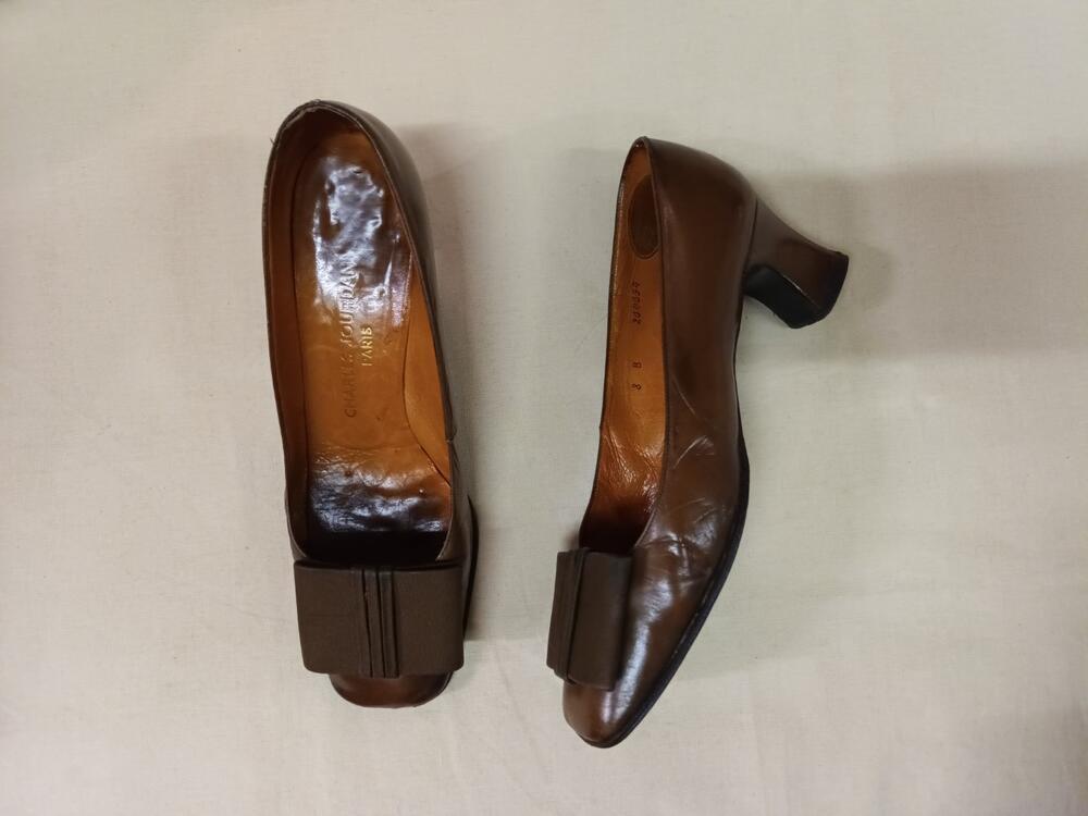 1 paar schoenen van bruin leer met zijden strik