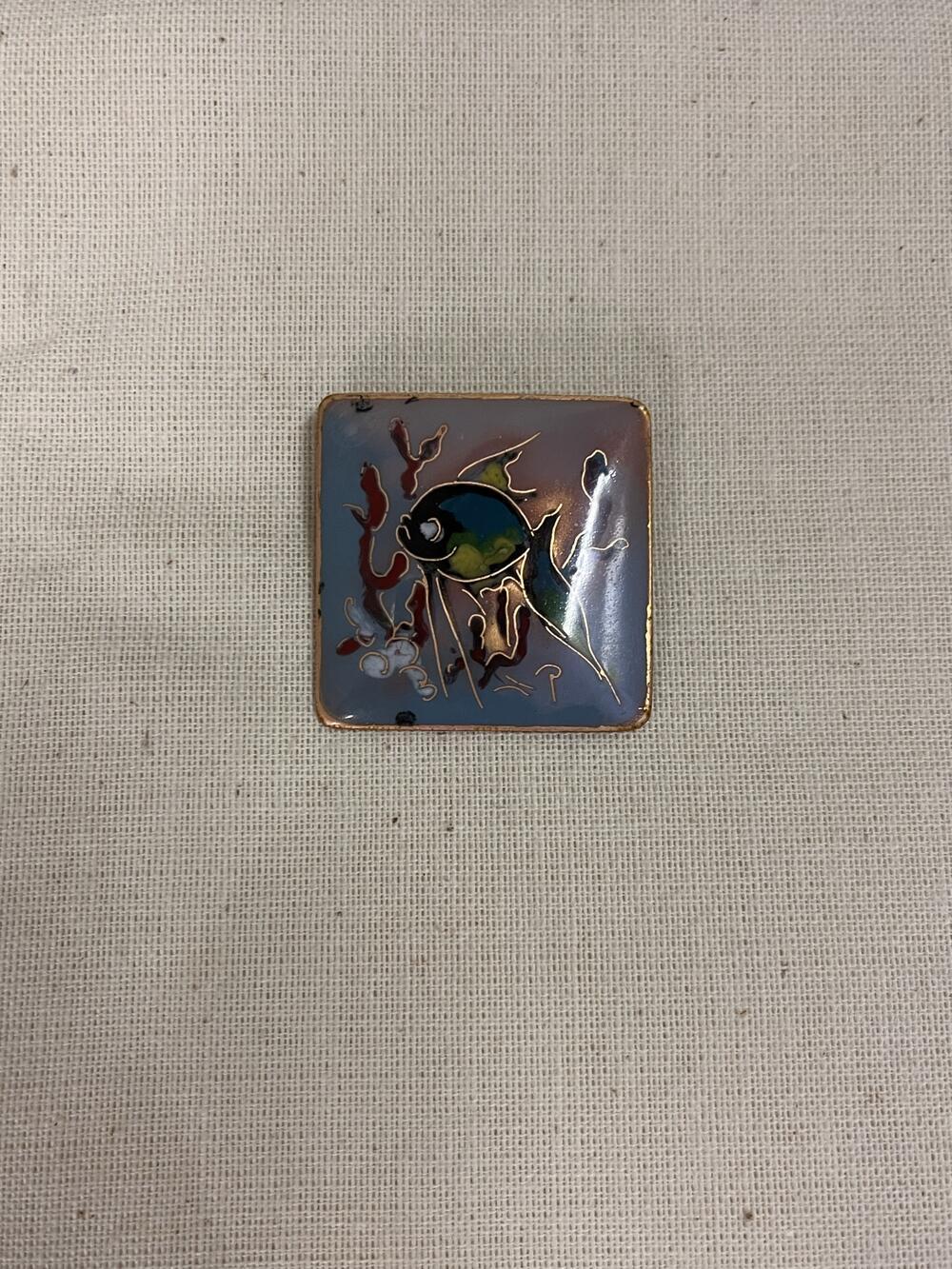 Broche, koper met emaille, voorstelling van vis