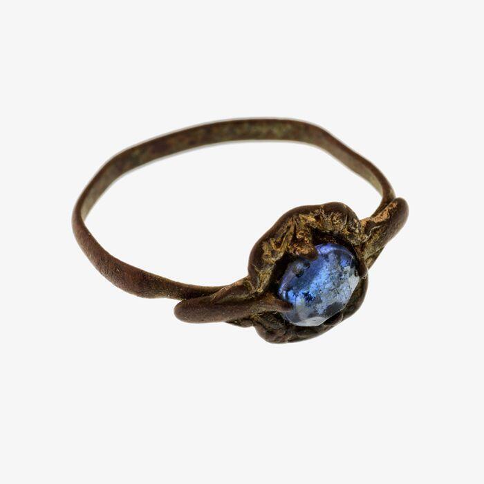 Kleine ring met geslepen, blauw steentje, verzilver koper
