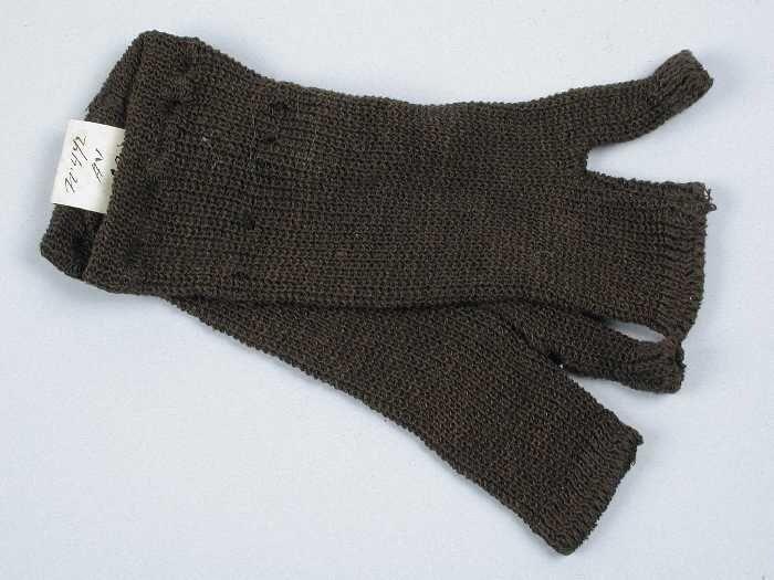 Paar kindermitaines, gebreid van donkerbruin garen, "N.472 / AV / 30"