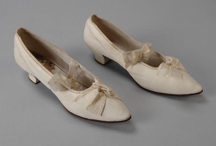 Roomwitte leren open hakschoenen met grote zijde strik op voorvoet en klein strikje op elastische…