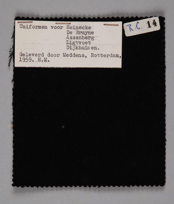 Stofstaal van zwart keper voor uniformen voor suppoosten Historisch Museum, "Meddens / 1959"