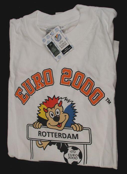 Wit T-shirt met leeuw bij plaatsnaambord Rotterdam en opschrift "Euro 2000" en "Holland"