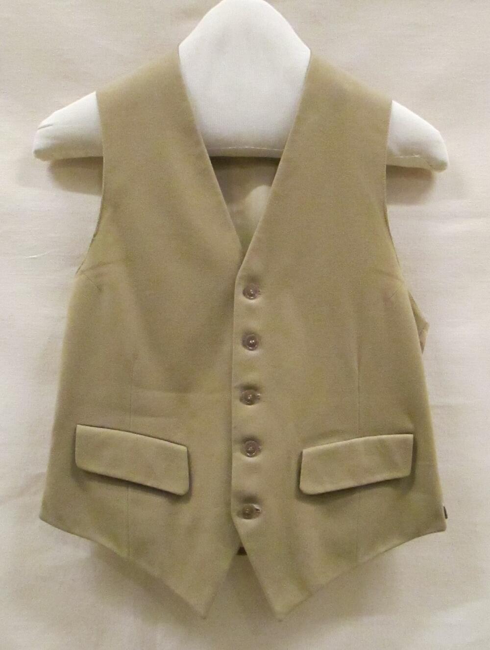 Vest (man) van camel kleurige wol, achterpand van bruine kunstzijde en gevoerd met crèmekleurige…