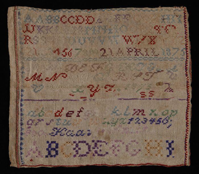 Merk- of letterlap, in diverse kleuren geborduurd
