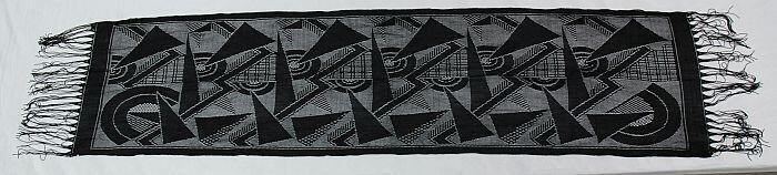 Zwarte opengewerkte shawl of stola met geometrische patronen en franje
