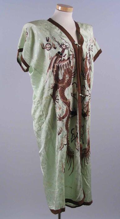 Kimono of ochtendjas van lichtgroen zijde met ingeweven motief, randen van bruin crêpe, op…