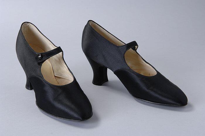 Zwarte satijnen hakschoenen met wreefbandje met knoopsluiting, Louishak