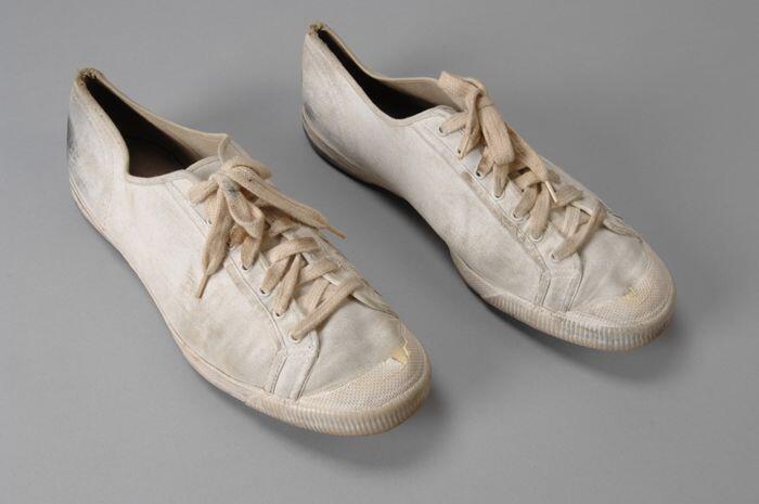 Witte canvas gymschoenen met zwarte rubbern zolen, vetersluiting, gebruikt als roeischoenen