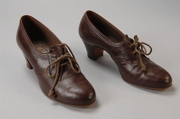 Bruine damesschoenen met vetersluiting en cubahak, ronde bolle neus
