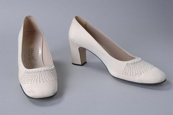 Roomwitte ribszijde pumps met waaiervormige decoratie van witte imitatie pareltjes