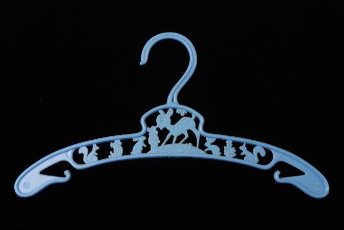 Twee kleerhangers van lichtblauwe kunststof met dierenafbeelding, voor kinderkleding