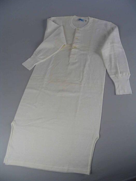 Lang onderhemd of borstrok van wit tricot katoen met lange mouwen, ronde hals met split en…