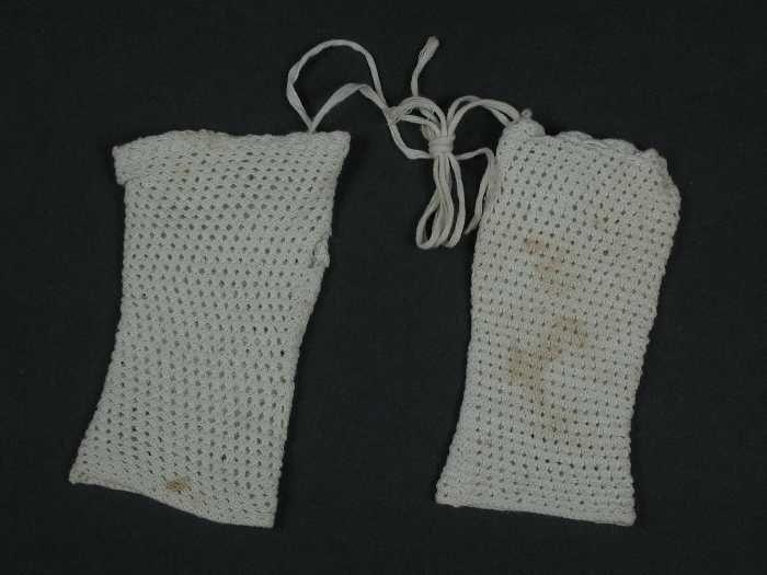 Paar korte ondermouwen van fijn wit katoen gebreid in ajour, babykleding