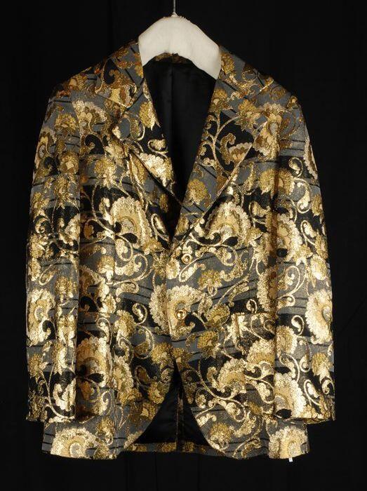 Getailleerd colbert van goudkleurig lurex op zwart-grijze stof, ingeweven bloemmotieven en ranken