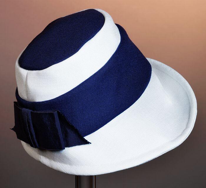 Witte ronde linnenpothoed met brede blauwe band en platte strik, top donkerblauw