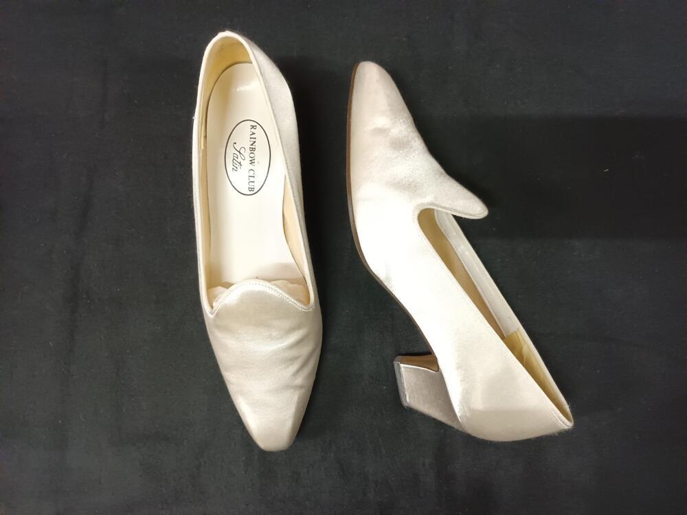 1 paar schoenen van crèmekleurig satijn, type muil, behorende tot trouwensemble