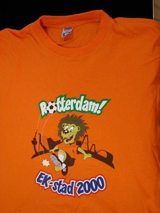 Oranje T-shirt met voetballende leeuw "Rotterdam! EK-stad 2000"