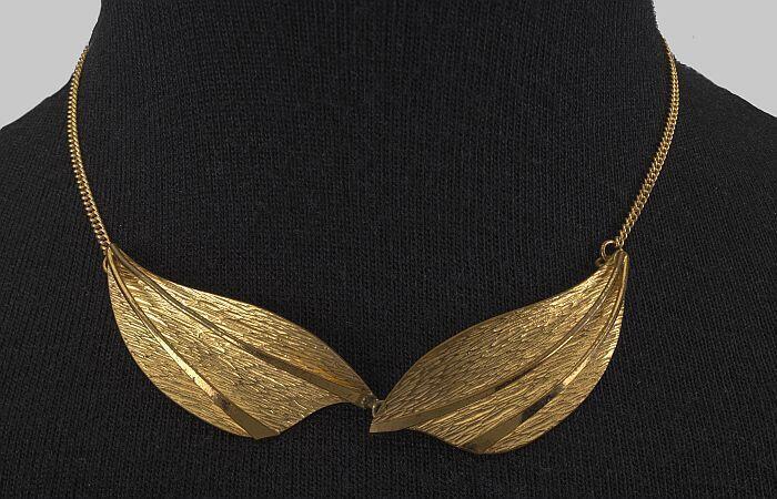 Halsketting van kleine goudkleurige schakeltjes met twee grote bladvormige schakels