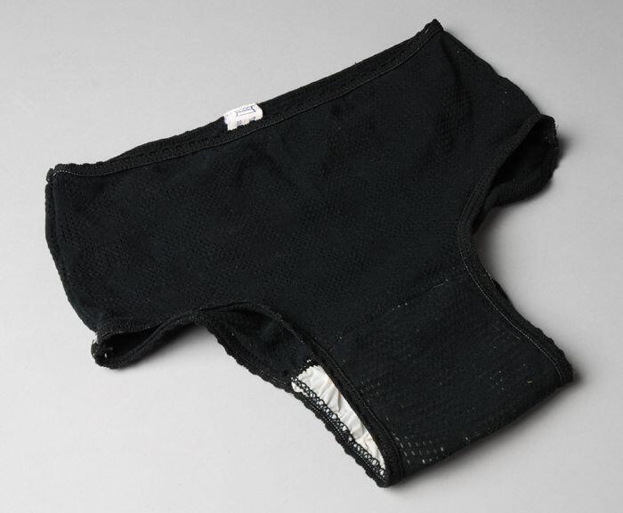 Onderbroek van zwarte polyamide van de HEMA, met plastic kruis en haakjes om maandverband in vast…