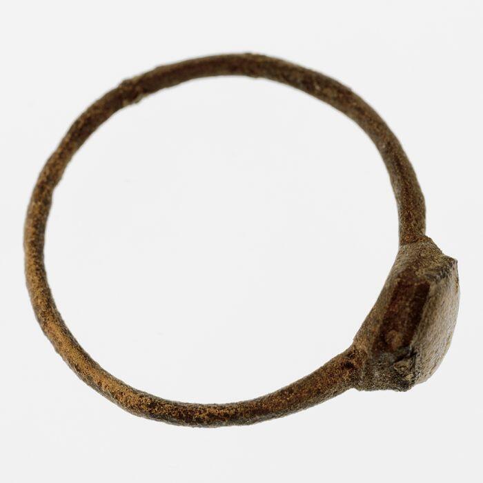 Koperen ring met steentje in zeshoekige zettin