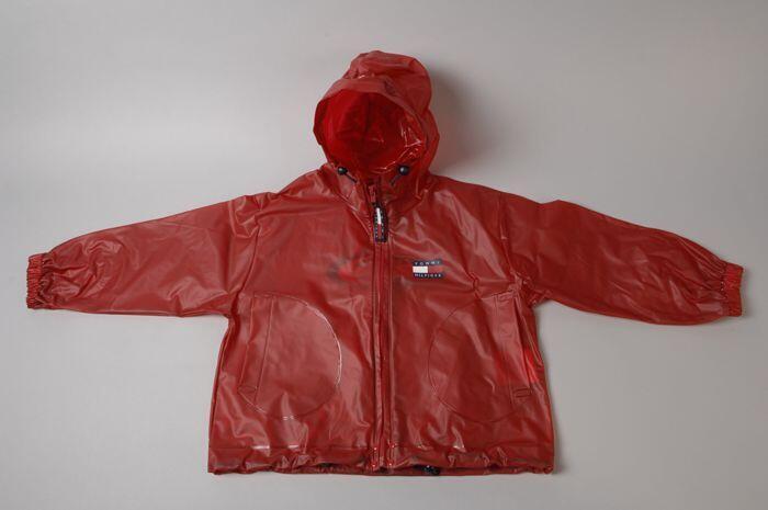 Kinderregenjas van transparant mat rood kunststof achterpand met beeldmerk "TOMMY HILFIGER"