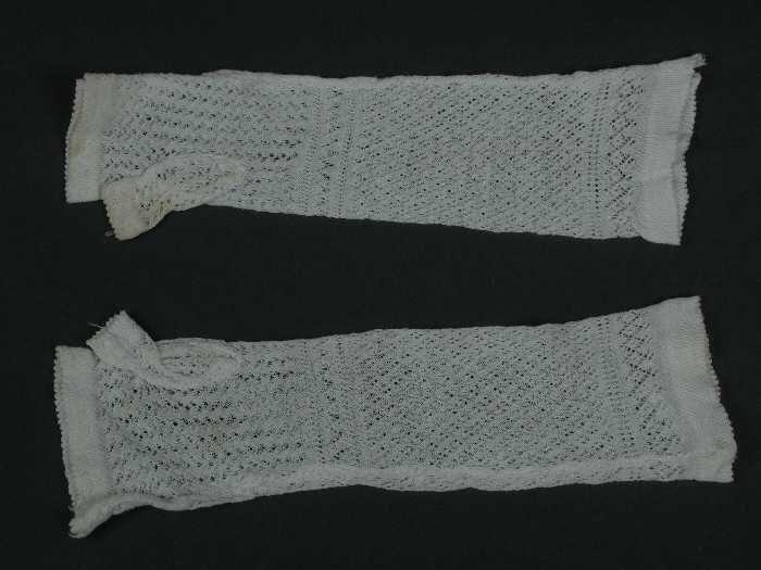 Paar mitaines van fijn wit katoenin ajour gebreid, babykleding