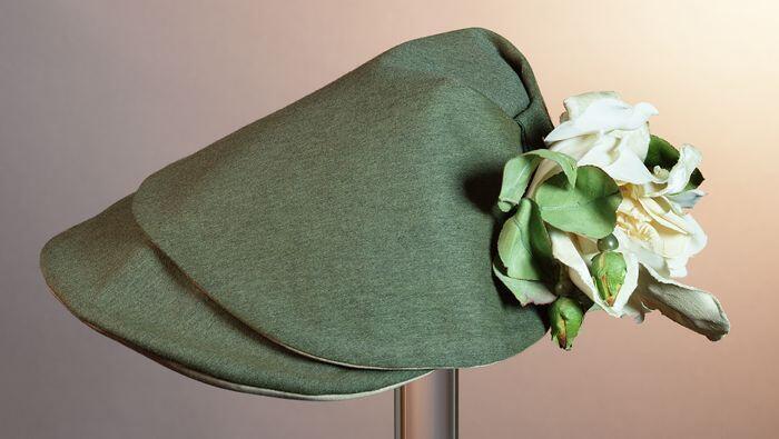 Luifelhoed met dubbele kap van groene kunstzijde crèmekleurige roos