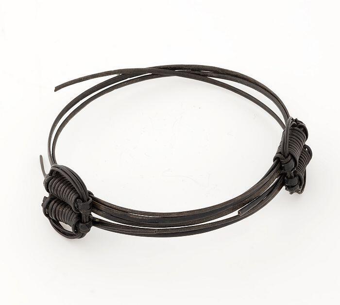 Armband van zwart kunststofdraad
