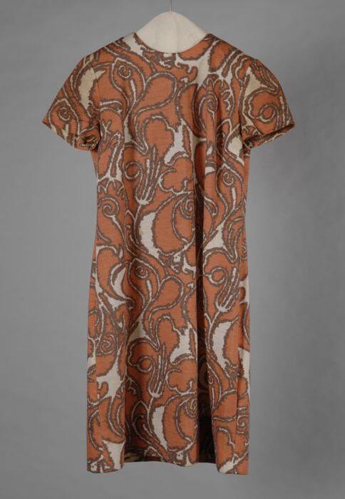 Oranje, bruine en witte jurk met florale motieven