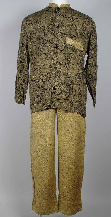 Pyjama, rechte pyjamabroek (2) van okergeel katoen met zwarte print en pyjamahemd (1) zwart met…
