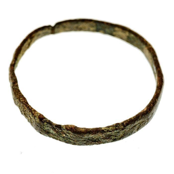 Dunne ring van koper of brons, onregelmatig van vorm
