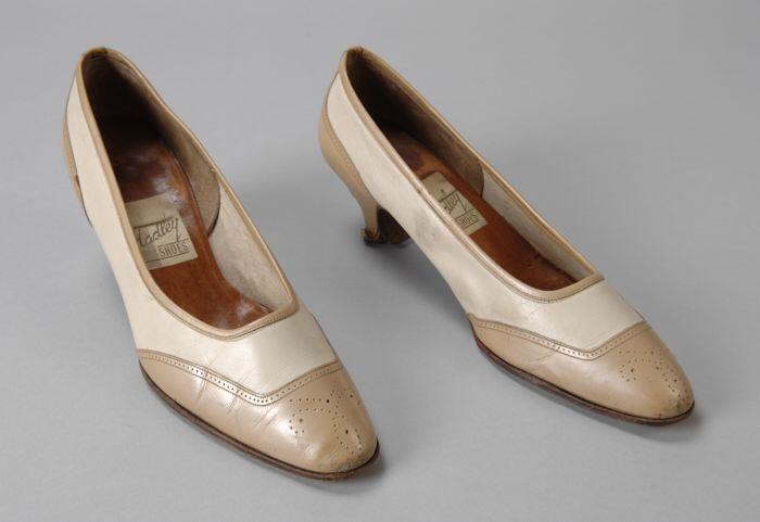 Paar pumps van crèmekleurig en beige leer, perforatiefiguur op de neus, "Hadley Shoes"